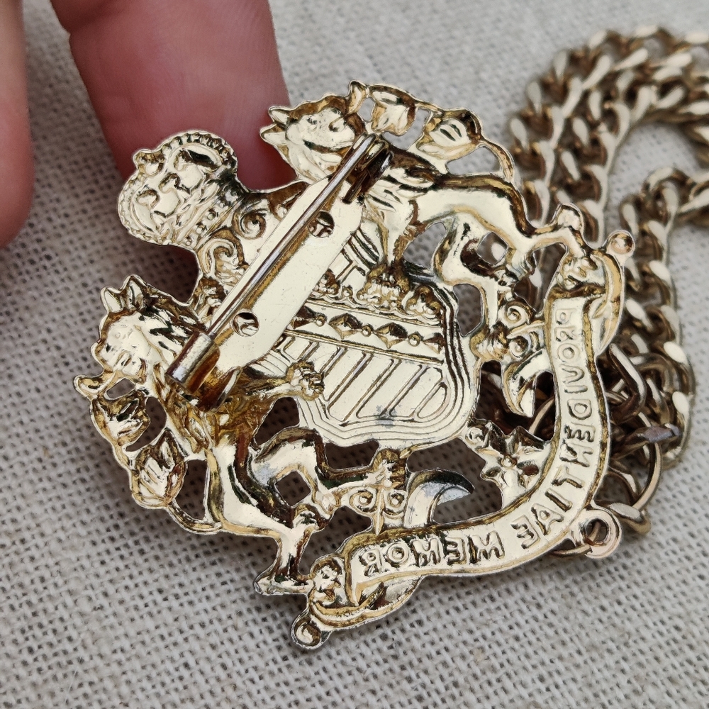Vintage gold Saxony coat of arms chatellaine brooch - Picture 5 of 8